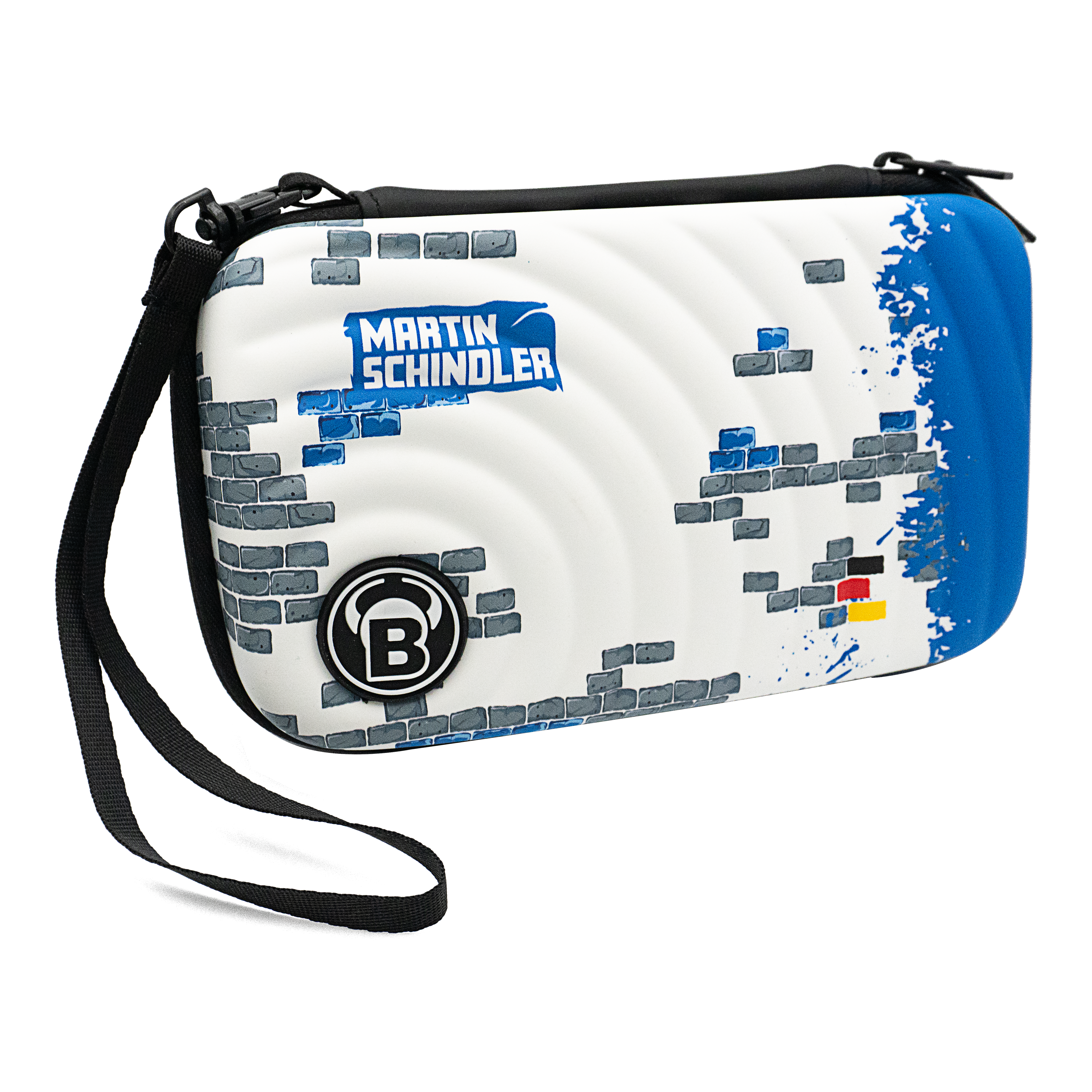 Dies ist das Bulls Orbis XL Martin Schindler Dartcase. Es ist weiß mit blauen und grauen Ziegelmotiven und trägt den Namen "Martin Schindler" sowie ein schwarzes Bulls-Logo.